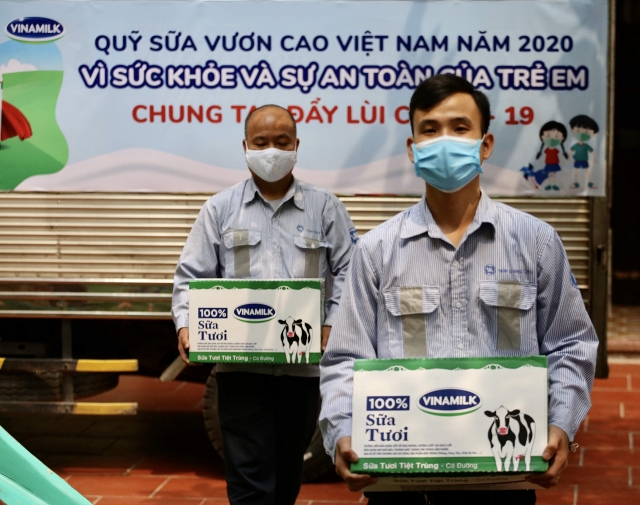 vinamilk quy sua vuon cao viet nam danh 125 ty dong tang 17 trieu ly sua cho tre em kho khan tren ca nuoc trong dai dich covid 19